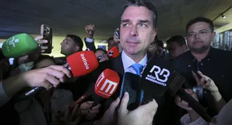 Flávio Bolsonaro diz que Moraes tenta interferir nas eleições
