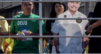 Flávio Bolsonaro oficializa candidatura presidencial com presença de Milei