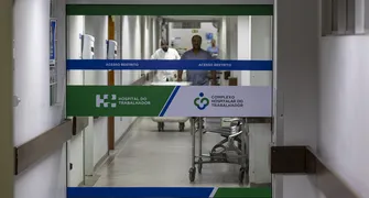 Jovem  recebe aplicação de polilaminina em hospital de Curitiba