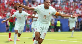 Mbappé supera erro, faz golaço e coloca a França na semifinal