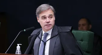 Mendonça autoriza PF a investigar repasses para filme sobre Bolsonaro