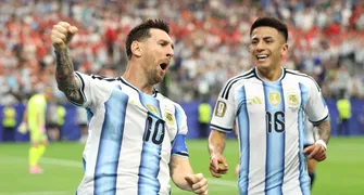 Messi resolve, Argentina vence e está no mata-mata