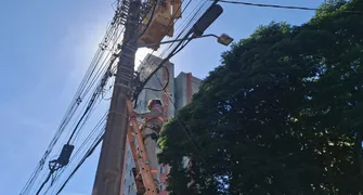 Mutirão em Londrina retira 370 quilos de fios obsoletos de postes
