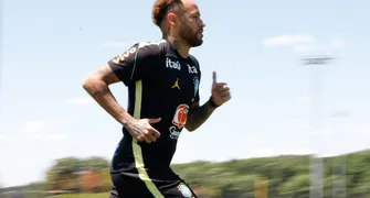 Neymar vai a campo e três titulares voltam aos treinos