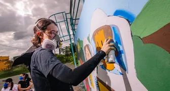Oficinas de grafite mobilizam jovens e dão identidade cultural a espaços públicos