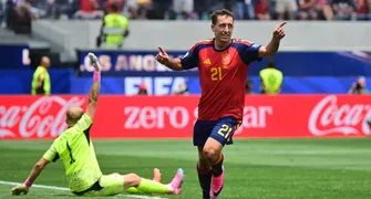 Oyarzábal resolve, Espanha bate a Áustria e segue na Copa