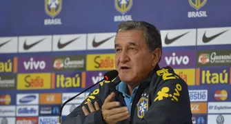 Parreira é internado no Rio de Janeiro