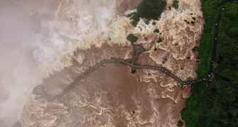 Passarela das Cataratas é reaberta após redução da vazão do Rio Iguaçu