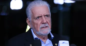 PF acusa Jaques Wagner de receber vantagens de sócio de Vorcaro; senador nega