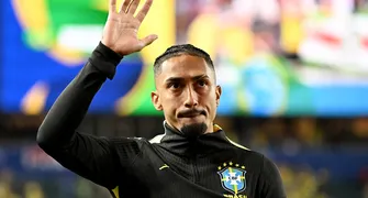 Raphinha se pronuncia sobre lesão e recebe apoio de companheiros