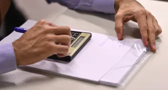 Receber agora ou esperar anos? O dilema de quem tem um precatório