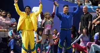 Ronaldinho e Ronaldo entram com Madonna no show do intervalo da Copa