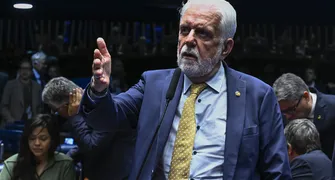 Senador do PT teria atuado para beneficiar o ex-banqueiro Daniel Vorcaro
