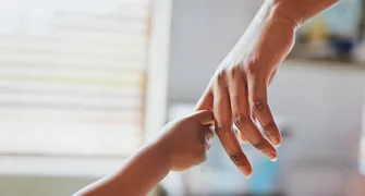 Vítima de violência doméstica no PR garante salário-maternidade na Justiça