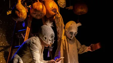 Cia Mevitevendo, de São Paulo, apresenta Fábulas, teatro de bonecos e animação que resgata "o tempo em que os bichos falavam"
