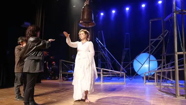 A atriz Ondina Clais, dirigida por Roberta Takamatsu no Ouro Verde: local escolhido para filmar uma parte da história dramática ligada ao teatro