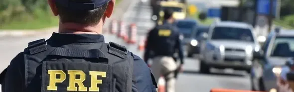Imagem ilustrativa da imagem Apreensão recorde: PRF localiza 26 fuzis e 16 pistolas em caminhão no Paraná