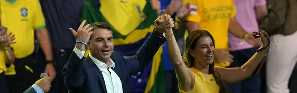 Imagem ilustrativa da imagem Em nome do pai, Flávio Bolsonaro oficializa candidatura à Presidência
