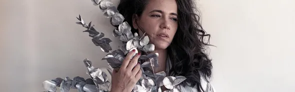 Imagem ilustrativa da imagem 'Esgotada': show da cantora Tiê no FIML faz alusão à maternidade