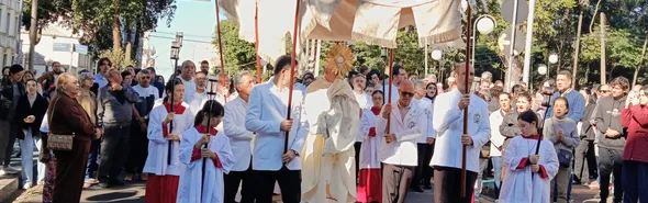 Imagem ilustrativa da imagem Fieis celebram Corpus Christi com procissão em volta da Catedral