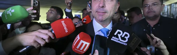 Imagem ilustrativa da imagem Flávio Bolsonaro diz que Moraes tenta interferir nas eleições