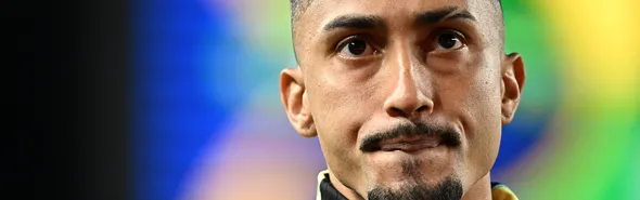 Imagem ilustrativa da imagem Raphinha tem lesão confirmada na coxa direita e desfalca a seleção