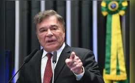 Alvaro Dias abre mão de candidatura ao Senado