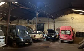 Leilão de carros e sucatas da prefeitura atrai primeiros interessados