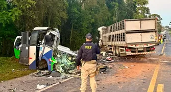 Colisão entre ônibus e carreta deixa 23 mortos nos Campos Gerais