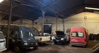 Leilão de carros e sucatas da prefeitura atrai primeiros interessados