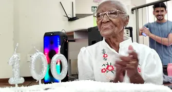 Maria Alves comemora 100 anos com bolo e homenagens em Londrina