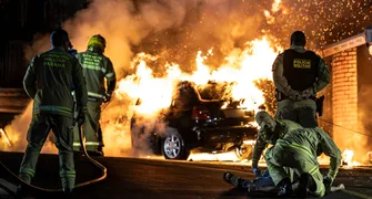 Motorista é resgatado de carro em chamas após colisão em Londrina