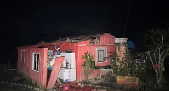 Tornado atinge Piraí do Sul (PR) e deixa rastro de destruição