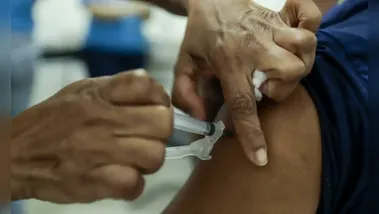 Especialistas recomendam atenção especial para cinco imunizantes em pacientes adultos, sobretudo idosos e cardiopatas, entre eles, contra a gripe e Covid-19