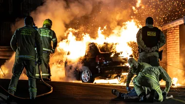 Motorista foi retirado de dentro do carro antes que o fogo se alastrasse. Acidente aconteceu na esquina da JK com Eduardo Benjamim Hosken
