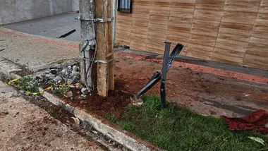 Depois de atropelar uma pessoa e atingie uma moto, carro se chocou com um poste que teve que ser trocado