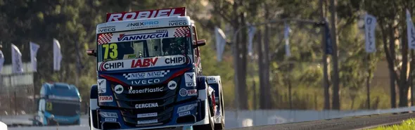 Imagem ilustrativa da imagem Totti brilha e vence a sexta etapa da Copa Truck em Londrina