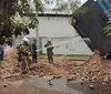 Caminhões carregados com madeira pegam fogo em armazém de pallets em Londrina