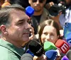 Jair Bolsonaro está "muito alegre" com as eleições, diz Flávio