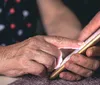 Uso excessivo de celular: idosos são mais suscetíveis a dores