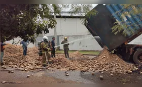 Caminhões carregados com madeira pegam fogo em armazém de pallets em Londrina