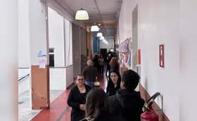 Eleitores em Londrina não abrem mão do voto pela manhã mesmo com chuva