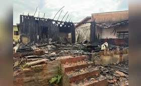 Incêndio destrói casa de madeira construída em 1940 na Vila Casoni
