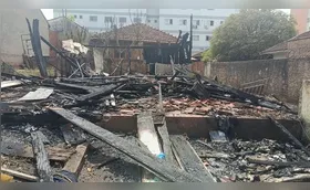Incêndio destrói casa de madeira e ameaça imóveis na Vila Brasil