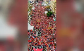 Lula sobe o tom contra Flávio Bolsonaro e reúne 20 mil apoiadores em Curitiba