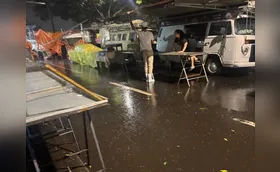 Temporal assusta feirantes e derruba barracas em Londrina