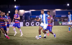 Atacante do Londrina se revolta com gol anulado pelo VAR: 'Linha torta'
