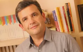 Autor paranaense lança livro de crônicas em Londrina