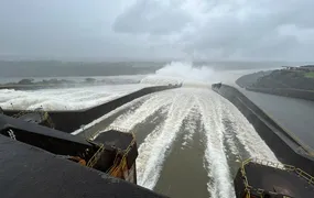 Itaipu abre segunda calha do vertedouro nesta terça