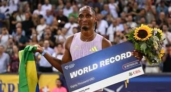 Alison dos Santos bate recorde mundial dos 400 m com barreiras